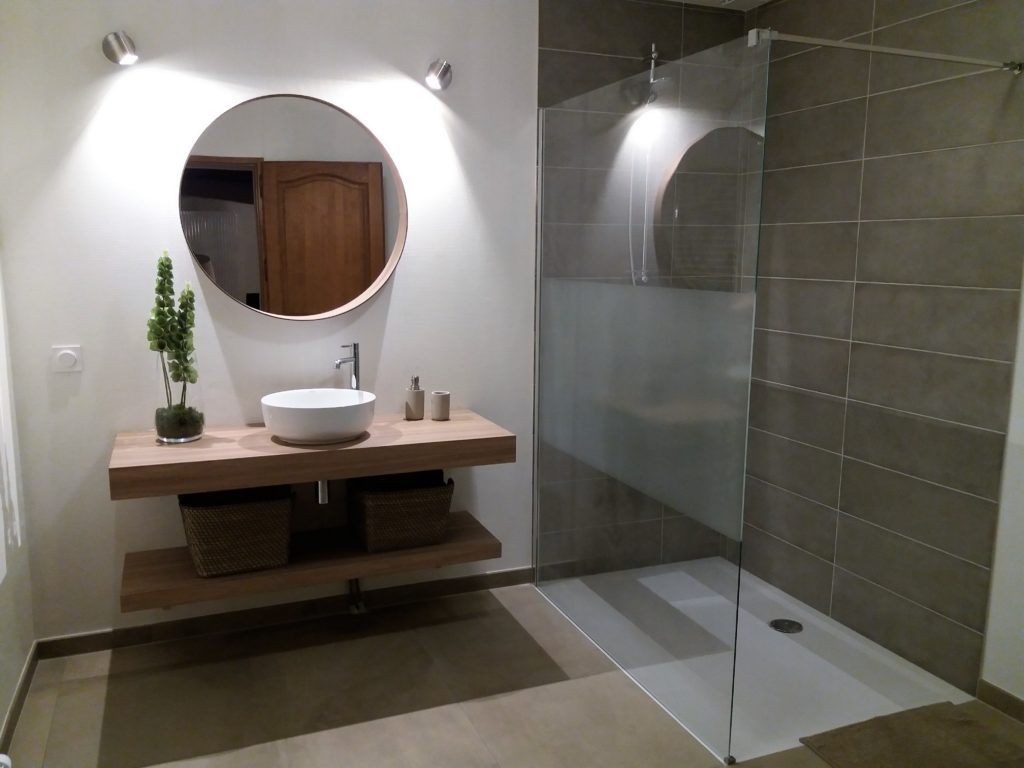 Salle d'eau composée d'une vasque, toilettes et douche accès personne à mobilité réduite