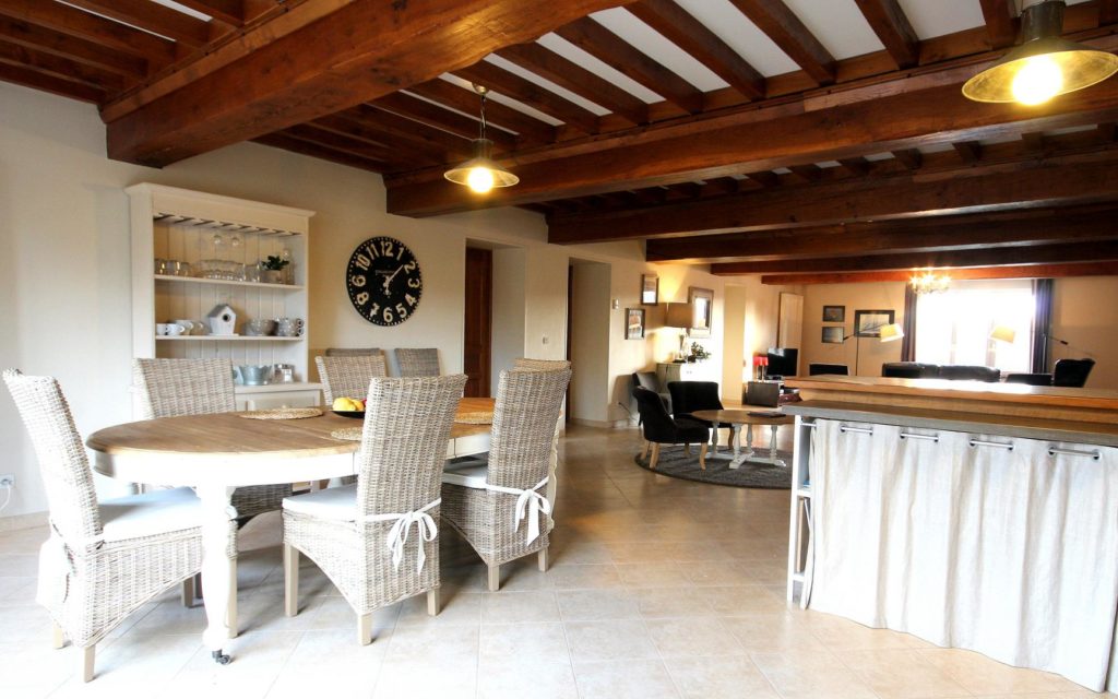 Espace cuisine. Table avec allonges pouvant accueillir aisément 8 personnes